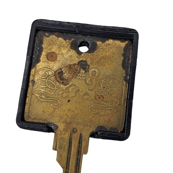 Vintage Hotel Key Fob Room 633 Lion Emblem - Picture 2 of 6